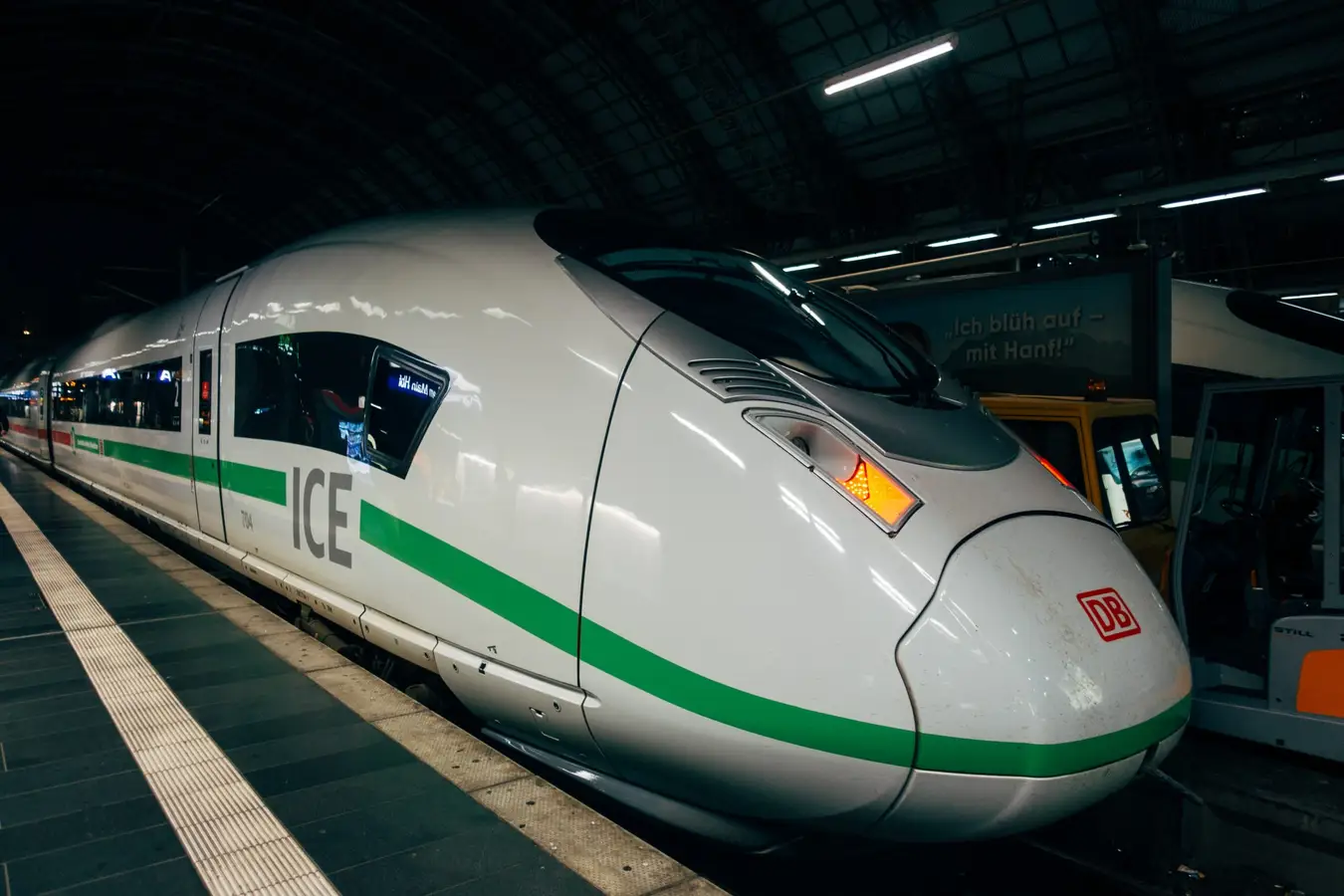 Ein Triebzug steht abfahrbereit an einem überdachten Bahnsteig