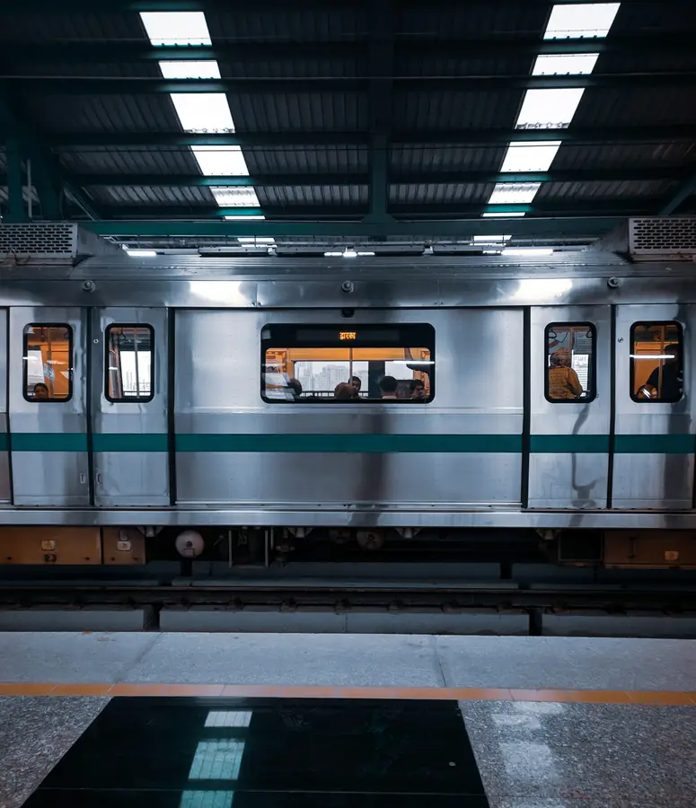 Innenraum eines U-Bahn-Wagens mit Längssitzen und Haltestangen